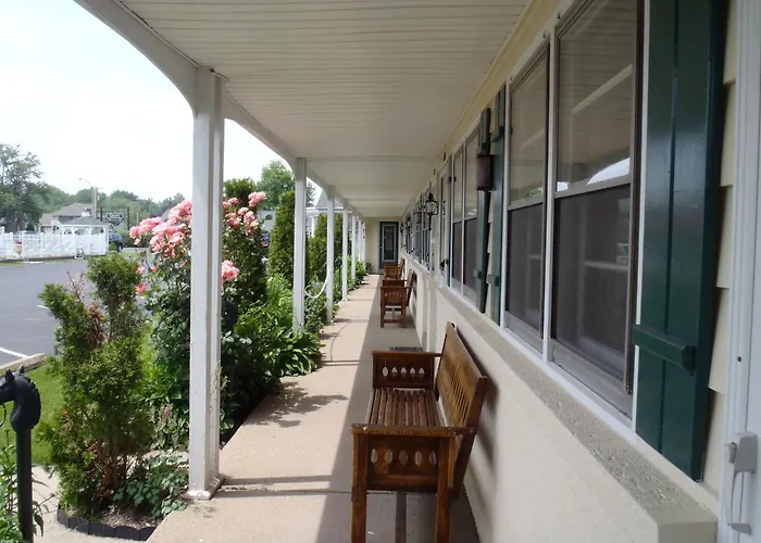Glass House Inn Erie Near I-90 & I-79