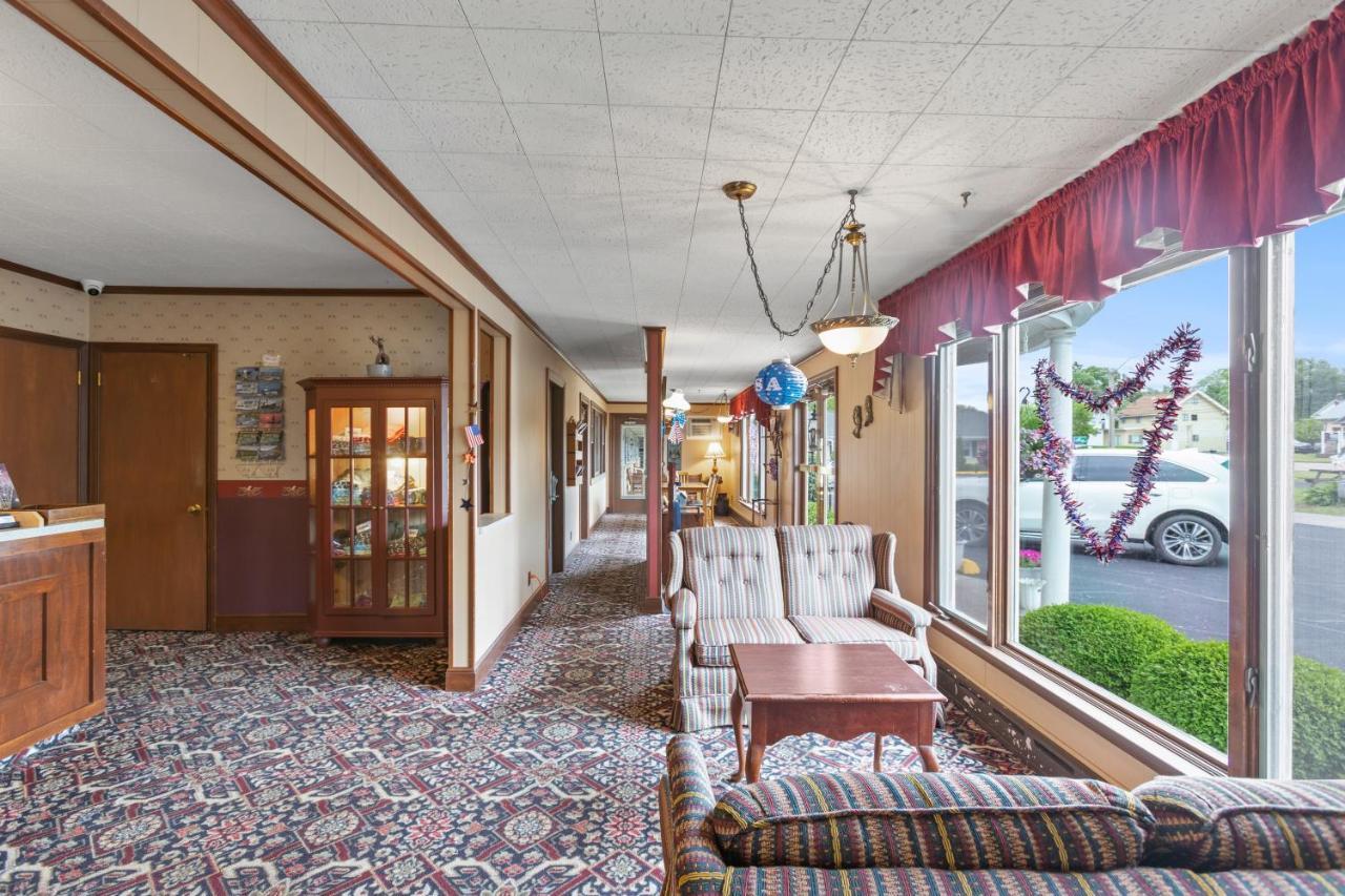 Glass House Erie Near I-90 & I-79 Inn 2*