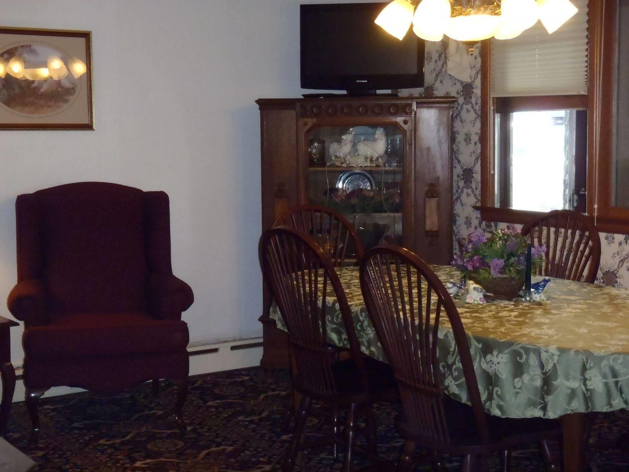 Inn Glass House Erie Near I-90 & I-79 Kearsarge